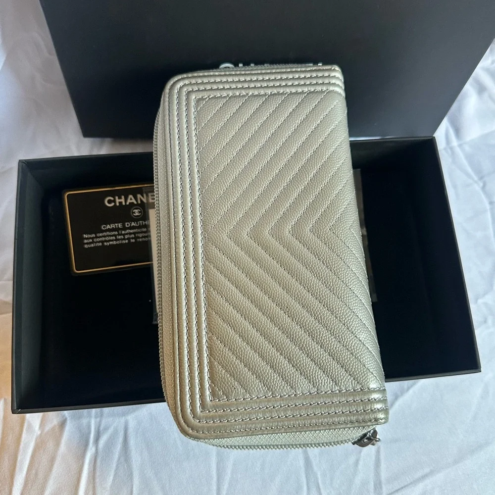 💯 Authentic Chanel Silver Chevron Quilted Zip Around Boy Wallet - Picture 11 of 16